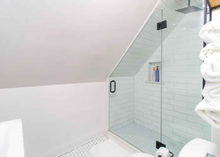 Apartment Chi-town Hideout #2 - Near Metra Berwyn