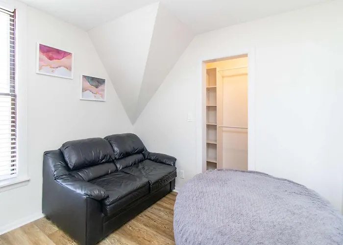 Chi-town Hideout #2 - Near Metra Apartment