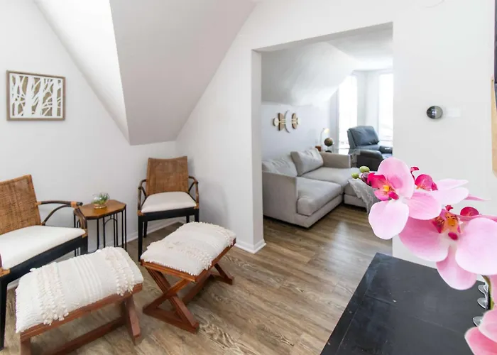 Apartment Chi-town Hideout #2 - Near Metra