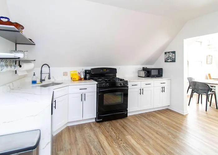 Chi-town Hideout #2 - Near Metra Apartment *