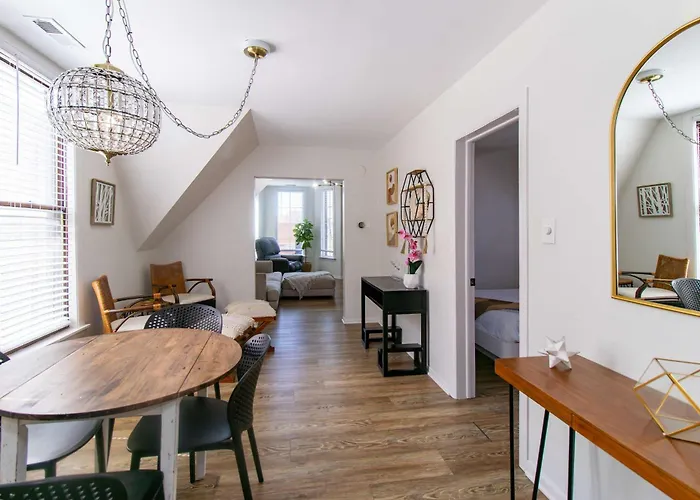 Chi-town Hideout #2 - Near Metra Apartment Berwyn