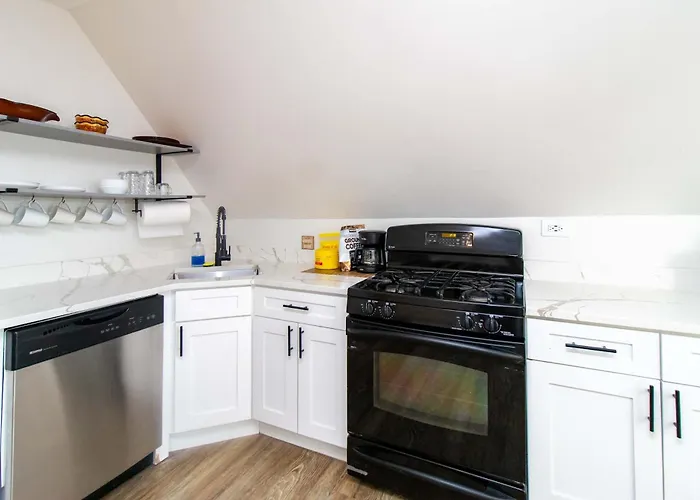 Apartment Chi-town Hideout #2 - Near Metra Berwyn