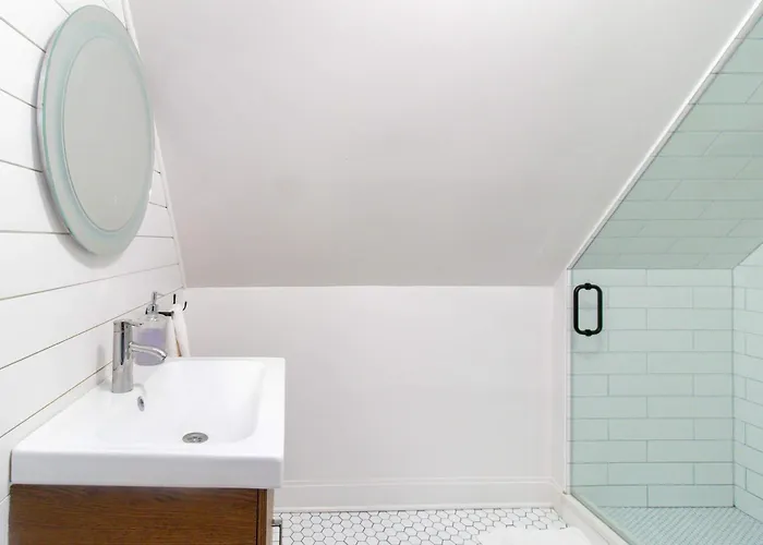 Chi-town Hideout #2 - Near Metra Apartment *