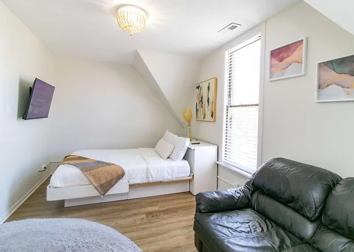Apartment Chi-town Hideout #2 - Near Metra *