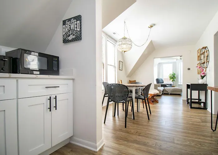 Apartment Chi-town Hideout #2 - Near Metra *